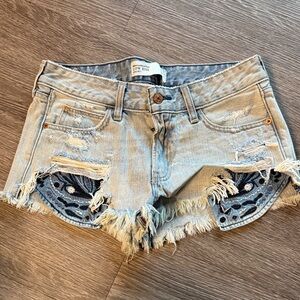 Abercrombie & Fitch Distressed Denim Shorts with Embroidered Patch. Size 6